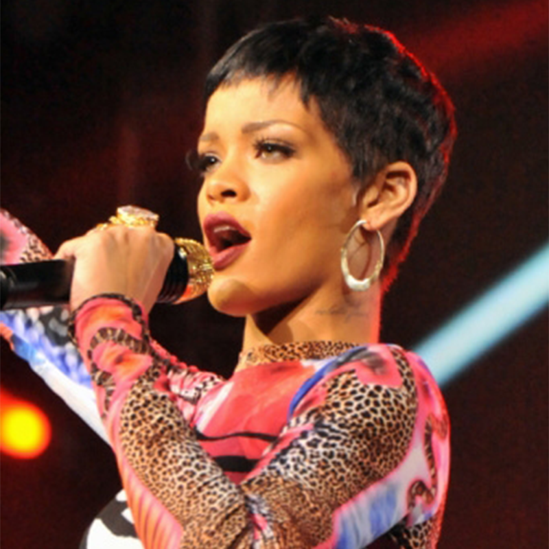 Celebs-2012-11-Spotted-Rihanna-Hammered.Hoops.xxl-1-800×800*