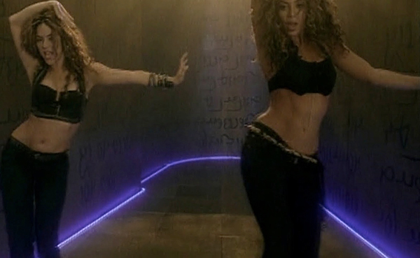 06-2007-03-Shakira+Beyonce-Beautiful liar-Bodychain-web