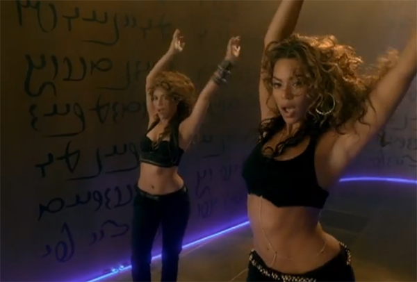07-2007-03-Shakira+Beyonce-Beautiful liar-Bodychain-web