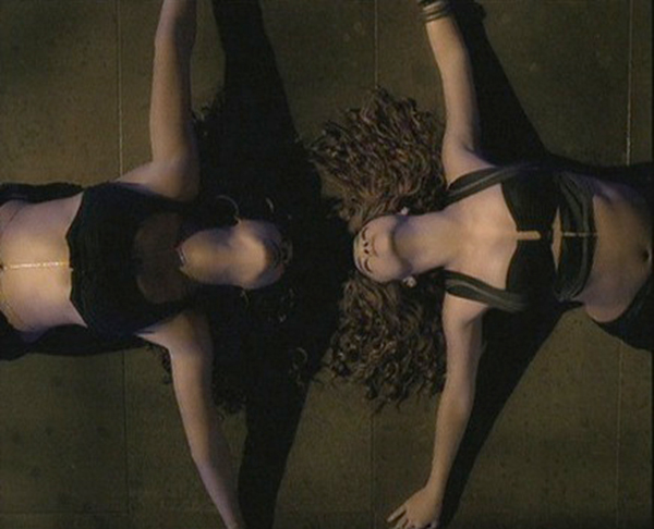 08-2007-03-Shakira+Beyonce-Beautiful liar-Bodychain