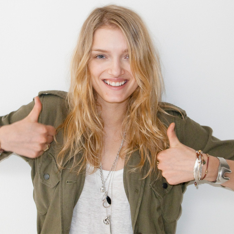 Celebs-2011-04-Spotted-Lili.Donaldson+Terry.R-2-feather.leather.bracelet-800×800*